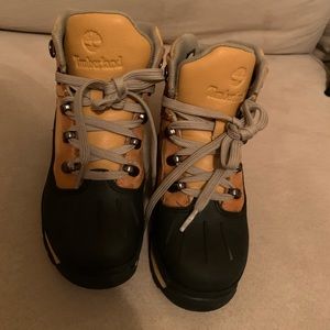 Timberlands boots for child.